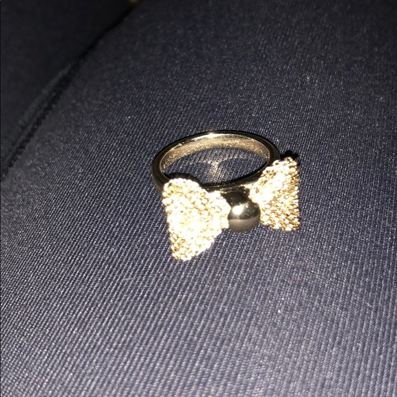 A bow ring - Picture 1 of 1